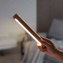 Arandela LED de Parede Recarregável Giratória em Madeira
