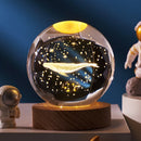 Luminária Bola de Cristal 3D Galáxia com Base de Madeira