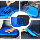Assento ortopédico em gel de silicone com estrutura em colmeia respirável para maior conforto durante longos períodos sentado.