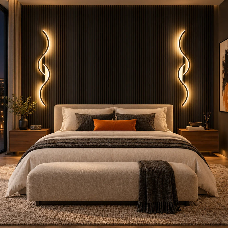 Duas arandelas LED de parede Onda Dupla Lumina pretas com luz quente em quarto de casal moderno