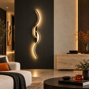 Arandela LED de parede Onda Dupla Lumina preta com luz quente em sala de estar contemporânea
