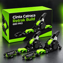 Cinta catraca Retrak Build 680 PRO prendendo carga de madeira na caçamba de uma caminhonete