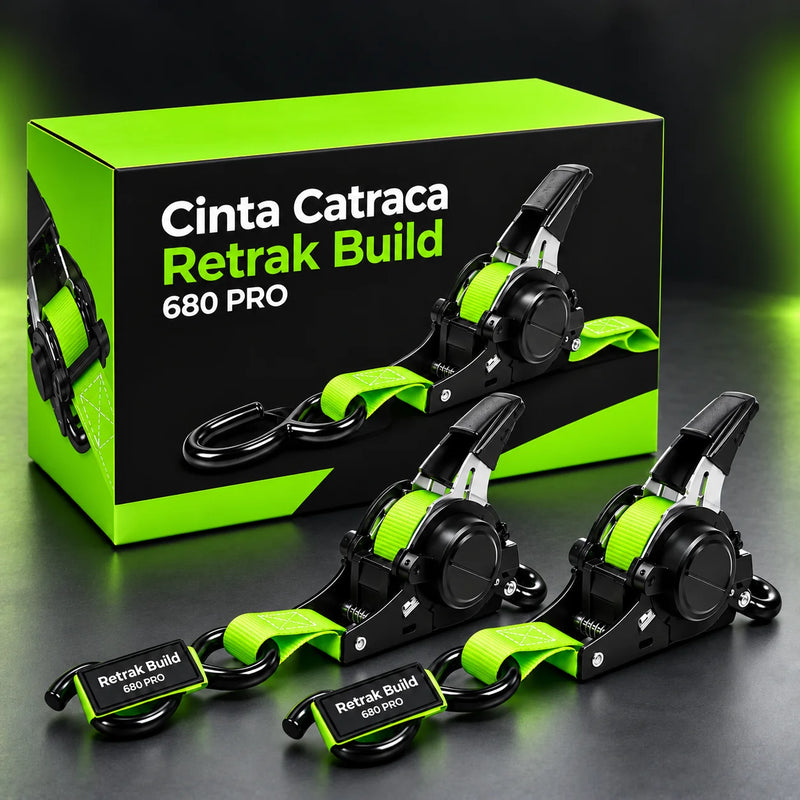 Cinta catraca Retrak Build 680 PRO prendendo carga de madeira na caçamba de uma caminhonete