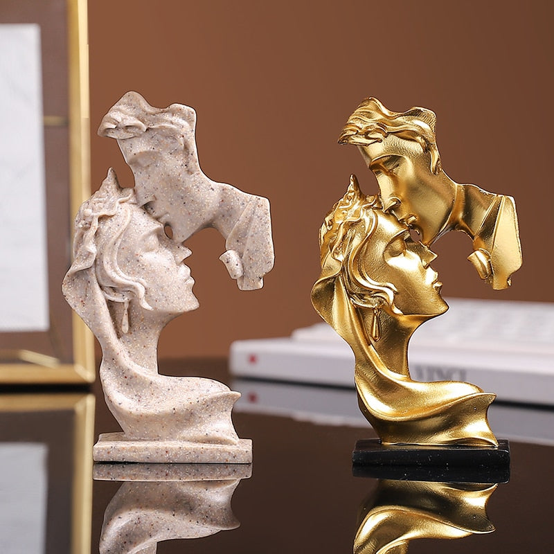 Estátua decorativa dourada de casal com rostos abstratos em resina