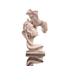 Estátua decorativa marfim de casal com rostos abstratos em resina