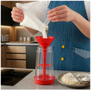 Tapioqueira vermelha sendo abastecida com tapioca pelo funil em uma cozinha