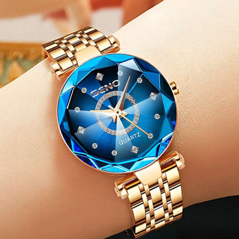 Relógio feminino dourado com pulseira metálica e mostrador facetado azul
