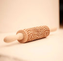 Rolo de textura Flor de Lis para criar estampas decorativas em projetos artesanais