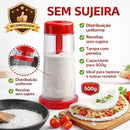Mão pressionando a tampa vermelha da tapioqueira com recipiente transparente cheio